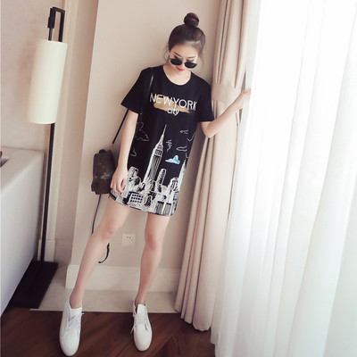 Ένα μεγάλο πολλές όμορφες κυρίες μακρύ μπλούζα με κοντά μανίκια και απλικέ