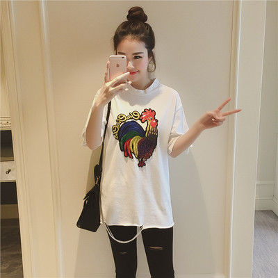 Μεγάλη shirt με κοντά μανίκια και απλικέ petlentse σχισμένο στα άκρα μανίκι