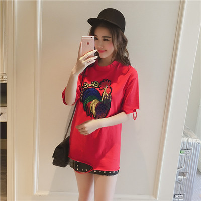 Μεγάλη shirt με κοντά μανίκια και απλικέ petlentse σχισμένο στα άκρα μανίκι