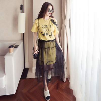 Страхотен дамски комплект от две части включващ дантелена пола и блузка с къс ръкав