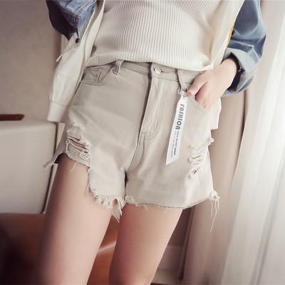 Οι γυναίκες σύντομο τζιν με σχισμένο παντελόνι