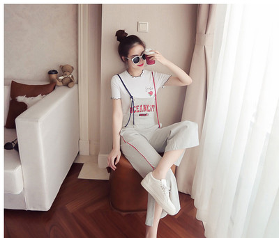 Μπλούζες με κοντό μανίκι σε τέσσερα διαφορετικά χρώματα και λουλούδια απλικέ