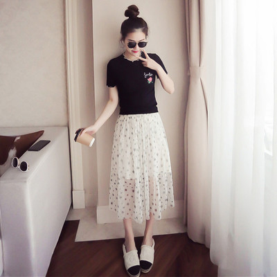 Μπλούζες με κοντό μανίκι σε τέσσερα διαφορετικά χρώματα και λουλούδια απλικέ