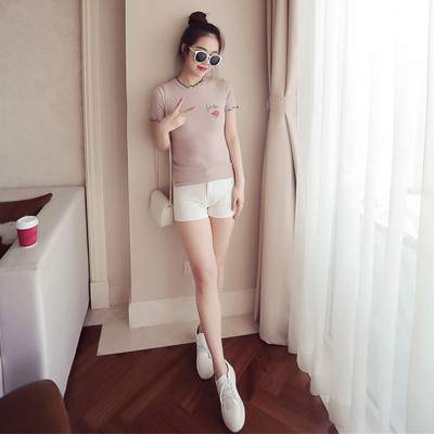 Μπλούζες με κοντό μανίκι σε τέσσερα διαφορετικά χρώματα και λουλούδια απλικέ