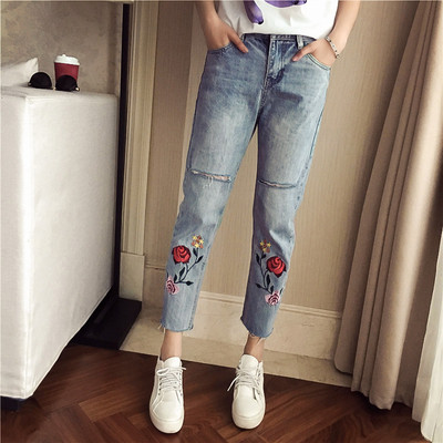 "Boyfriend" γυναικεία τζιν με πολύ όμορφο κέντημα και μήκος  7/8