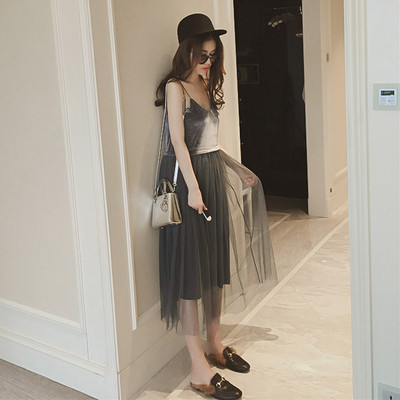 Μεγάλη κυρίες φόρεμα με ένα μαλακό κορυφή και φούστα από δαντέλα