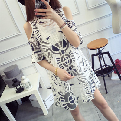 Όμορφες κυρίες κοντό φόρεμα με γυμνά ώμους κατάλληλο για τις ζεστές μέρες του καλοκαιριού