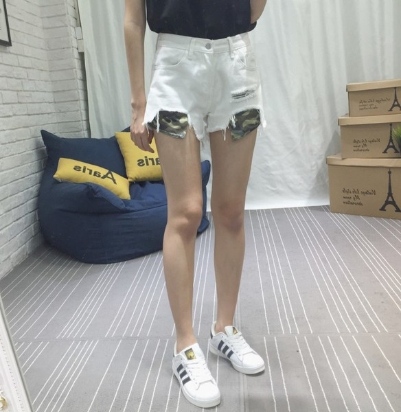 Σύγχρονη κυρίες σύντομο παντελόνι τζιν με καμουφλάζ padding