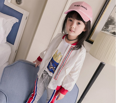 Ένα υπέροχο μπουφάν για κορίτσια σε λευκό και κόκκινο χρώμα