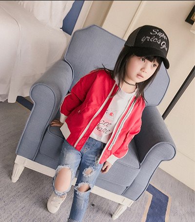 Ένα υπέροχο μπουφάν για κορίτσια σε λευκό και κόκκινο χρώμα