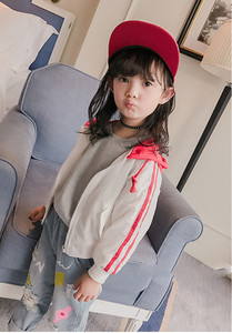 Πολύ ενδιαφέρον μπουφάν μπέιζμπολ για κορίτσια με κουκούλα