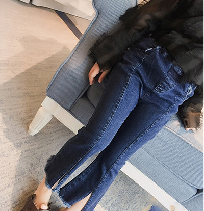 Πολύ μοντέρνα τζιν παντελόνια για κορίτσια με ένα μεγάλο σχισμένο πόδι