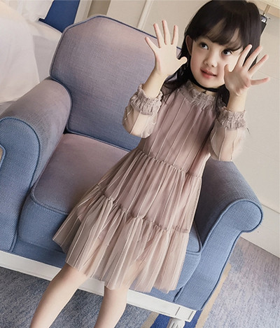 Страхотно детско комплектче за момиченце включващо много нежна рокличка и плетена жилетка