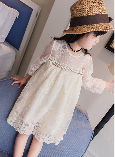 Πολύ όμορφο φόρεμα δαντέλας κατάλληλο για ζεστές καλοκαιρινές μέρες