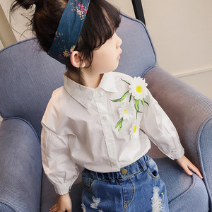 Страхотна риза с много красива апликация цвете на ревера