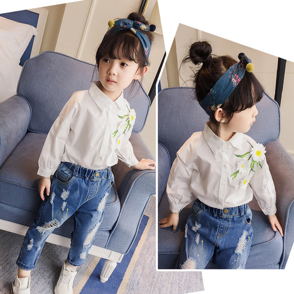 Страхотна риза с много красива апликация цвете на ревера