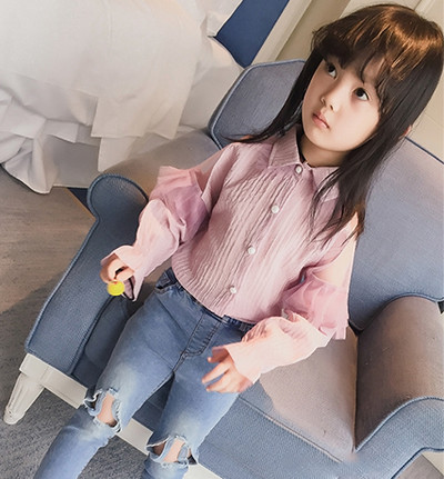 Много нежна риза с дантелка и голо рамо