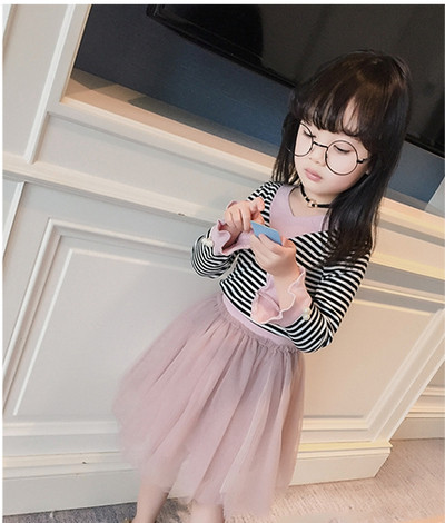 Υπέροχο σετ από δύο κομμάτια που περιλαμβάνει μπλούζα με μακρύ μανίκι και πολύ όμορφη φούστα δαντέλας