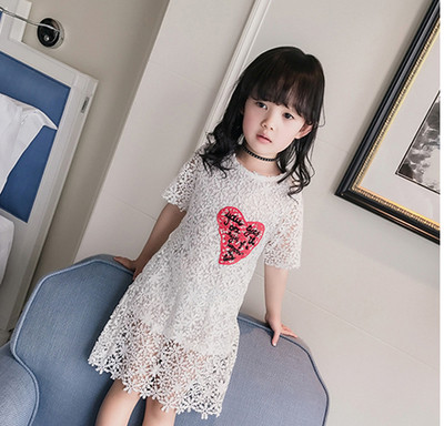 Πολύ όμορφο φόρεμα με κεντήματα και απλικέ καρδούλα