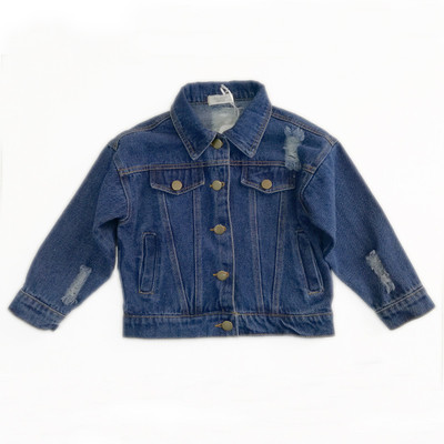 Ένα ενδιαφέρον μπουφάν για κορίτσια με κεντητό έντομο στην πλάτη