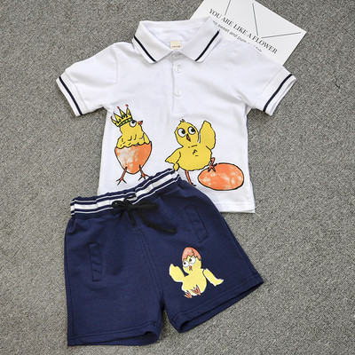 Страхотно костюмче от две части включващо спортна ризка с апликацийки и къси шортички