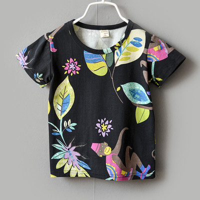 Άνετη μπλούζα με κοντό μανίκι και ένα πολύχρωμο διακοσμητικό σχέδιο σε δύο χρώματα