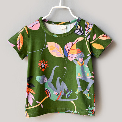 Άνετη μπλούζα με κοντό μανίκι και ένα πολύχρωμο διακοσμητικό σχέδιο σε δύο χρώματα