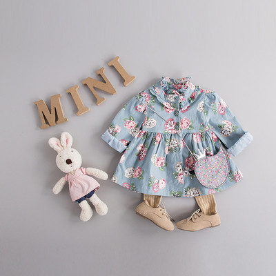 Бебешка жилетка в син и розов вариант с флорални мотиви