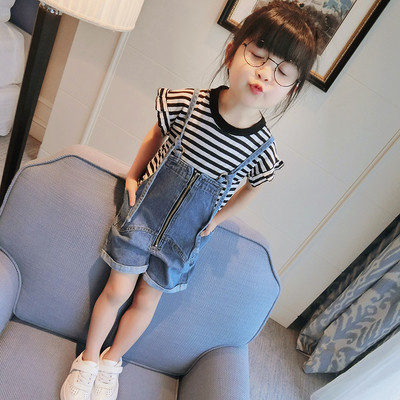 Κομψό σύνολο κοριτσιών που περιλαμβάνει μπλουζάκια με κοντό μανίκι και φανελάκι τζιν ολόσωμο παντελόνι