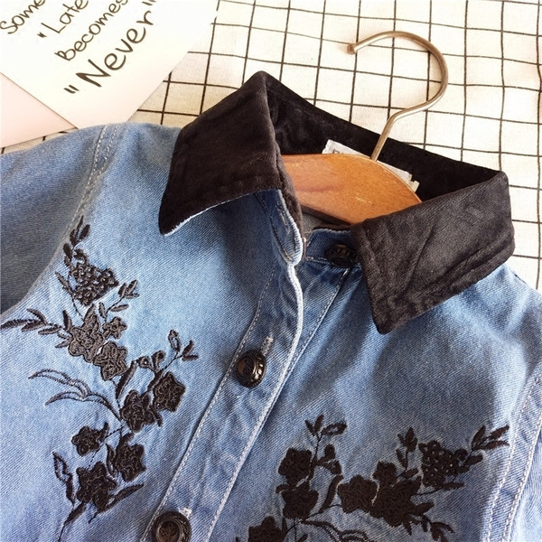 Много нежна дънкова риза с изключително красива бродери