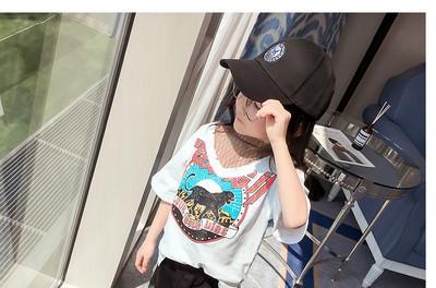 Страхотна памучна блузка с къс ръкав и V-образно деколте