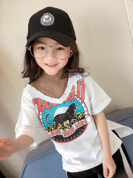 Страхотна памучна блузка с къс ръкав и V-образно деколте