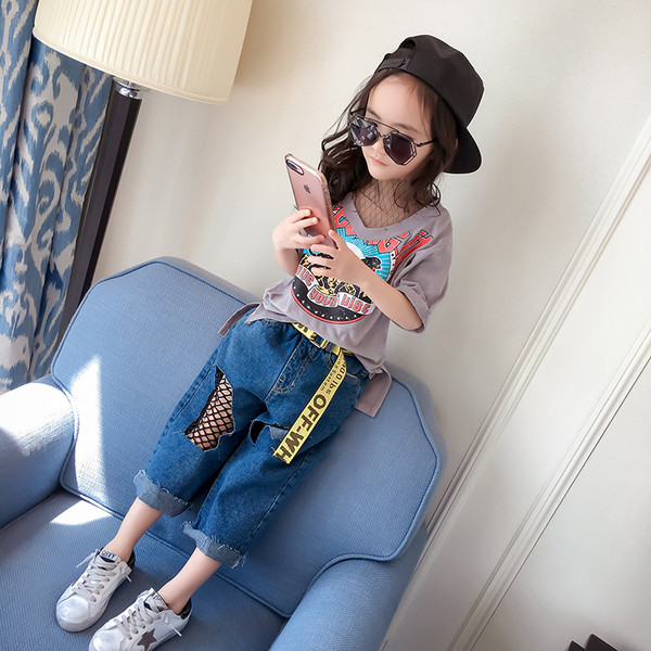 Страхотна памучна блузка с къс ръкав и V-образно деколте