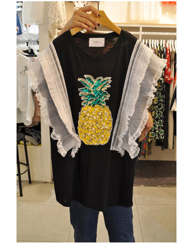 Μια ενδιαφέρουσα κυρίες μοτίβο μπλούζα με απλικέ ανανά