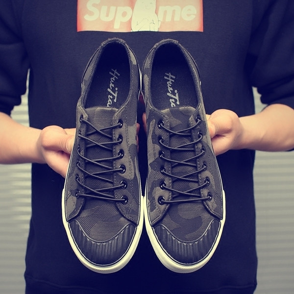 Περιστασιακά πάνινα παπούτσια  ανδρών σε μαύρο και καμουφλάζ πρότυπα