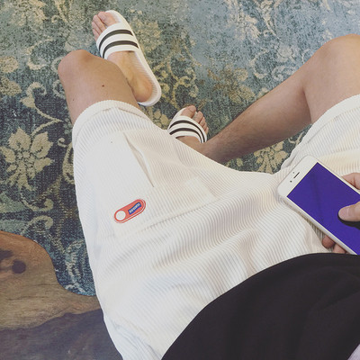 Άντρας πλισέ σορτς σε τέσσερα χρώματα κατάλληλο για καθημερινή