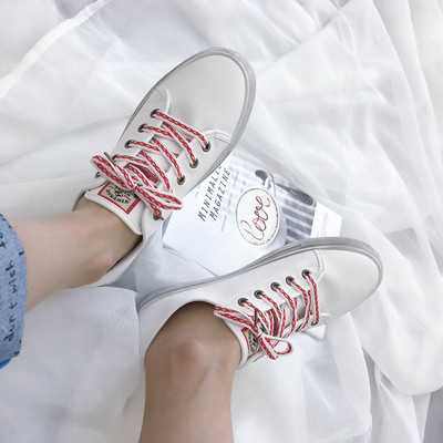 Εκπληκτικά λευκά πάνινα παπούτσια σε στυλ ρετρό με δύο τύπους δεσμών