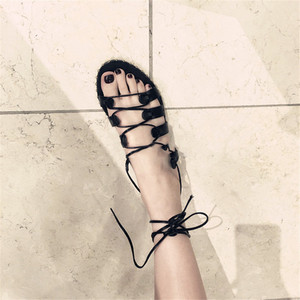 Ενδιαφέρουσες κυρίες σανδάλια με συνδέσμους και υψηλή καρπόδεση