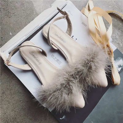 Αθλητικά κομψά γυναικεία παπούτσια με ένα λουράκι γύρω από τον αστράγαλο