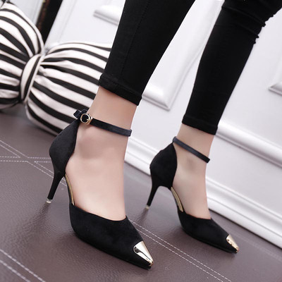 Изключително стилни велурени обувки на висок ток със златен остър връх