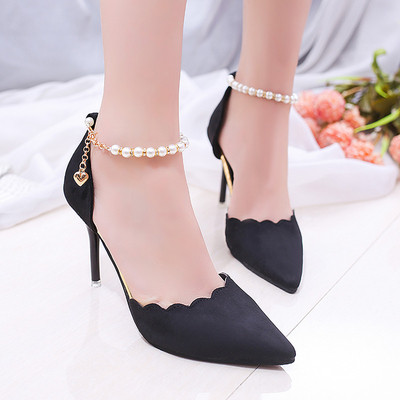 ψηλοτάκουνα παπούτσια Πολύ ευγενική κυρίες με ένα όμορφο μαργαριτάρι κούμπωμα