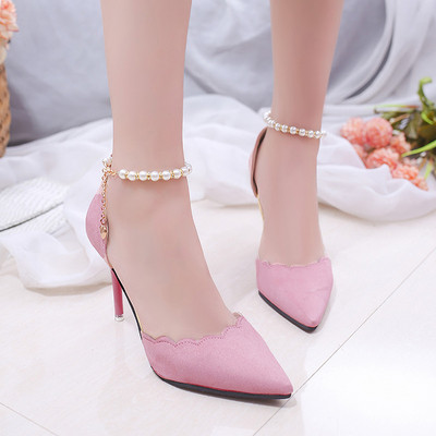 ψηλοτάκουνα παπούτσια Πολύ ευγενική κυρίες με ένα όμορφο μαργαριτάρι κούμπωμα