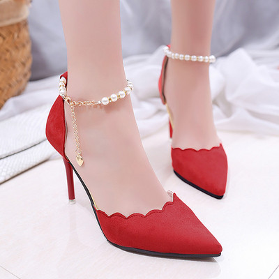 ψηλοτάκουνα παπούτσια Πολύ ευγενική κυρίες με ένα όμορφο μαργαριτάρι κούμπωμα