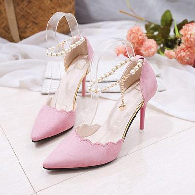 ψηλοτάκουνα παπούτσια Πολύ ευγενική κυρίες με ένα όμορφο μαργαριτάρι κούμπωμα