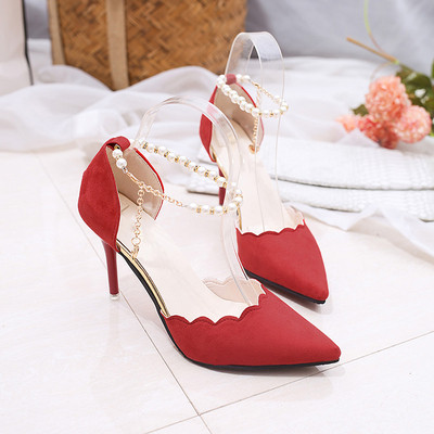 ψηλοτάκουνα παπούτσια Πολύ ευγενική κυρίες με ένα όμορφο μαργαριτάρι κούμπωμα