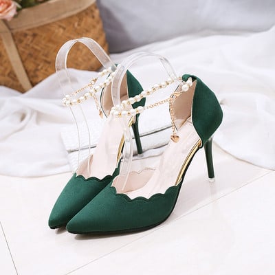 ψηλοτάκουνα παπούτσια Πολύ ευγενική κυρίες με ένα όμορφο μαργαριτάρι κούμπωμα