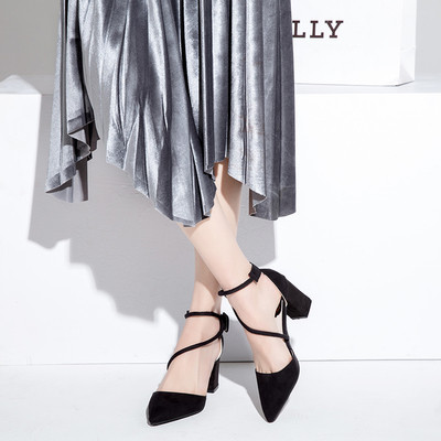 Καθημερινά παπούτσια με χρυσή άκρη και πολύ ενδιαφέρουσα στερέωση γύρω από τον αστράγαλο