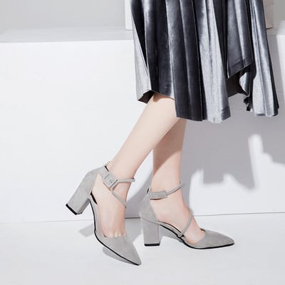 Καθημερινά παπούτσια με χρυσή άκρη και πολύ ενδιαφέρουσα στερέωση γύρω από τον αστράγαλο