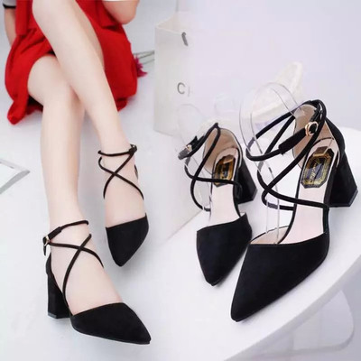 Уникални обувки на дебел висок ток и перлена закопчалка около глезена