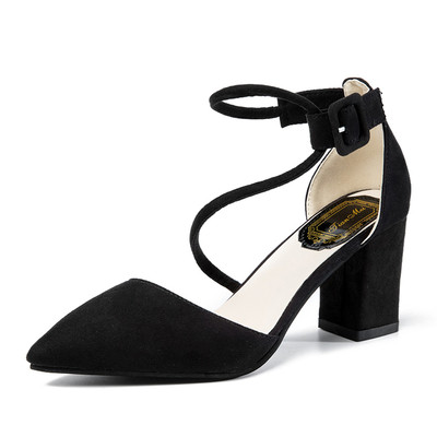 Уникални обувки на дебел висок ток и перлена закопчалка около глезена